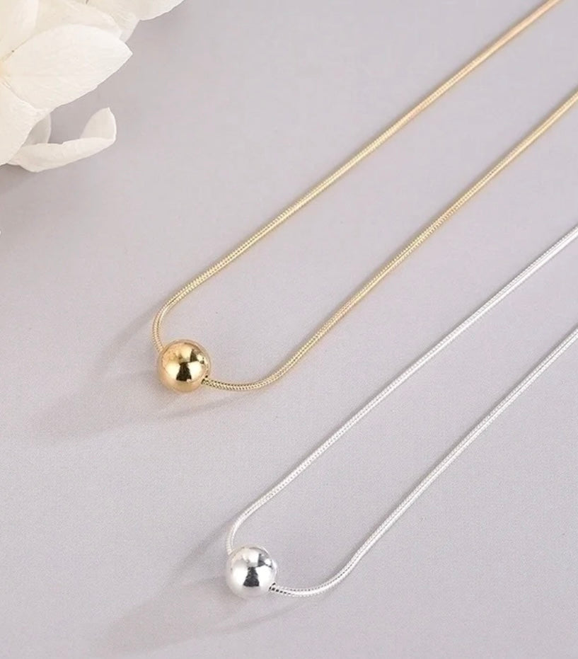 Elegante runde Halskette mit
Sterlingsilber-Beschichtung