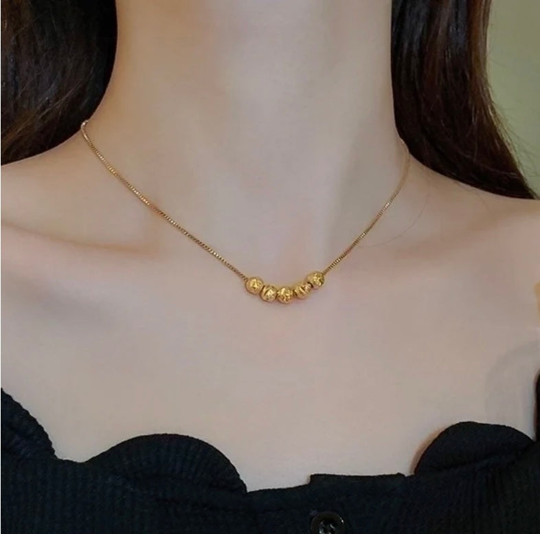 Elegante minimalistische Halskette mit geometrischem Anhänger aus Titanstahl