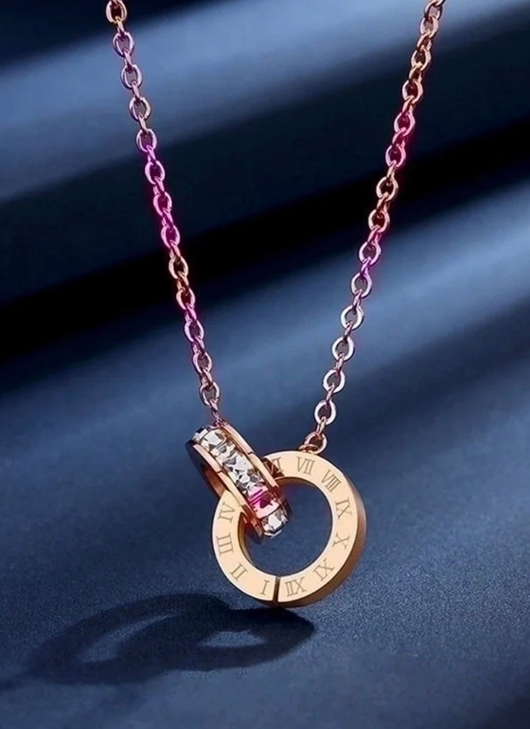 Elegante Minimalistische Halskette Mit Anhänger Aus Titanstahl Mit Römischen Ziffern