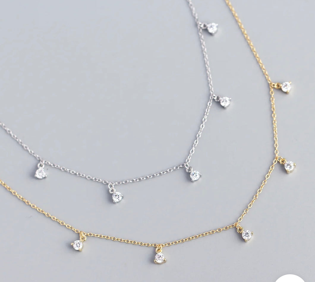 Halsketten aus 925er Sterlingsilber mit runden geometrischen Edelsteineinlagen